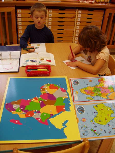 Děti malující mapu Afriky